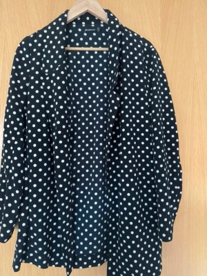 Stradivarius - En prickig kavaj från Stradivarius i strl L. Lite tunnare än en vanlig kavaj. Fickor i båda sidorna (se bild 4).  Sparsamt använd och i gott skick. Hittar ingenting att anmärka på.