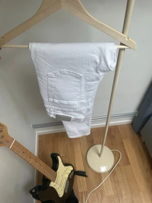 Vita skinny jeans - Säljer ett par vita skinny jeans med klassisk femficksdesign. Jeansen har en smal passform och är tillverkade i ett stretchigt material för extra komfort. Perfekta att matcha med en oversized hoodie eller crop top.