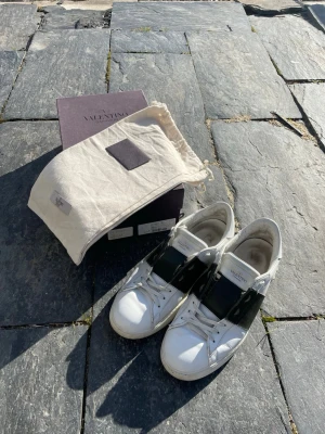 Valentino open i färgen kahki - Det Ett par riktigt feta skor från Valentino garavani modellen heter Valentino open och är i färgen khaki. De är i storleken 43 och jag säljer pga fel storlek. Allt og följer med. Bara höra av sig vid frågor eller funderingar!