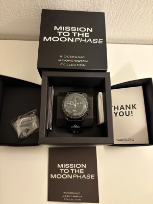 Omega x Swatch - Mission to the moonphase För dig som vet vad du bär. En klocka som kombinerar ikonisk design med modern hype💫 