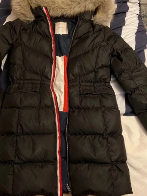 Vinterjacka - Denna jackan från tommyhilfiger säljs bara på grund av att den är för liten. Den är så skön och fin och bara använd ett fåtal gånger under en vinter. Nypris är 3799kr 