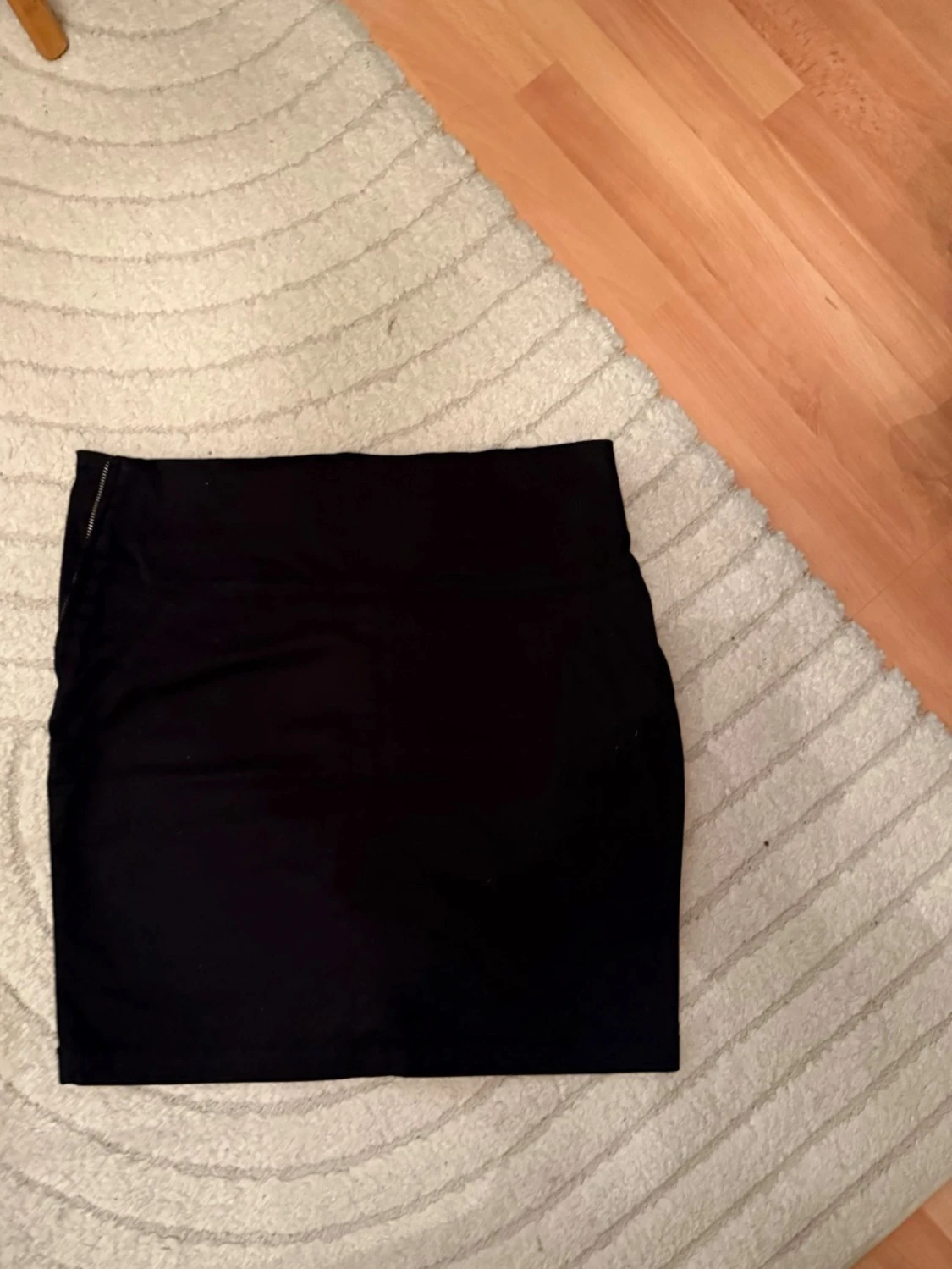 Svart kortkjol i enkel design - 5
