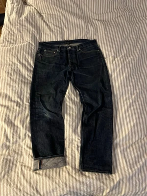 APC jeans selvedge  - Säljer ett par trendiga APC Selvedge Jeans med snygga fades                                    Midja 45 cm                                                 längd 97 cm                                    Benöppning 19 cm                                         Om ni undrar över något är det bara att fråga!