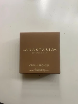 Oanvänd Anastasia Beverly Hills kräm bronser  - Säljer denna Anastasia Beverly Hills kräm bronser då jag vill ha en mörkare färg. Om du har en i golden tan gör jag gärna ett byte. Den är helt oanvänd och endast uttagen ur kartongen men har kvar kartongen 