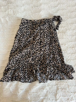 Leopard kjol  - Säljer en jätte snygg leopardmönstrad kjol som inte allas är använd mycket i storlek 134/140cm men passar mig som har storlek XS/XXS. 