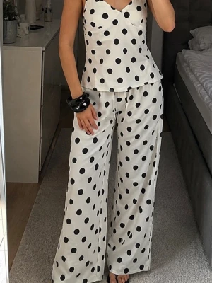 Prickig linneset - Snyggt set i vit satin med svarta stora prickar. Settet är perfekt inför sommaren eller även som pyjamas, den har tyvärr inte kommit till användning 💗 helt ny med prislapp kvar!!