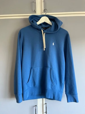 Ralph Lauren Hoodie  - Säljer denna riktigt snygga Ralph Lauren Hoodie. Den är blå och i väldigt bra skick. Den är i storlek S och true to size. Hör av dig om du har några funderingar 🙌
