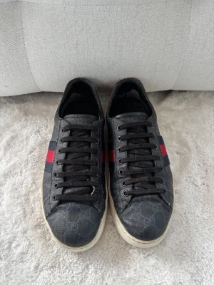 Gucci ace skor - Gucci Ace skor i bra skick (8/10) | skorna har en liten defekt bak på hälen (se bild 4) och de är även lite nötta på insidan av skon i hälen | Nypris: +-8500 | Mitt pris: 1699 kr! | Kom pm vid funderingar