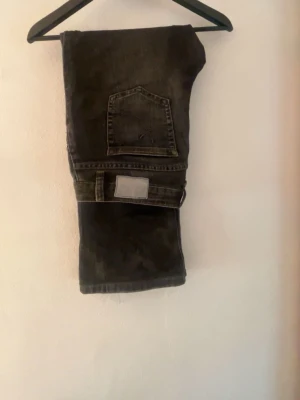 Svarta raka jeans med fickor - Uppsydda så passar någon som är ca 163. Köpta second hand är därmed inte säker på märket 