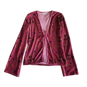 Vintage velour-kofta/ sammetstopp, H&M, hippie/ boho/ bohemisk/ bohemian/ 60tal/ 70tal/ 60s/ 70s/ alt  - Supersnygg unik gammelrosa blommig sammetskofta med knytning i fram och med vida ärmar!
