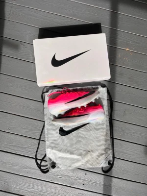 Nike Mercurial Vapor 17  - Hej! Säljer pga de inte passar men använda ca 5 gånger | Jag har kvitto | Nike Mercurial Vapor 17 storlek 41 allt originellt tillkommer | De är Ag konstgräs | 😁