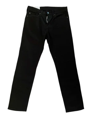 Svarta raka jeans H&M (36/32) - Säljer ett par svarta jeans med rak passform och klassisk femficksdesign. Jeansen har bälteshällor och knappgylf. Perfekta till en avslappnad stil och funkar året runt. Storlek 36/32. 
