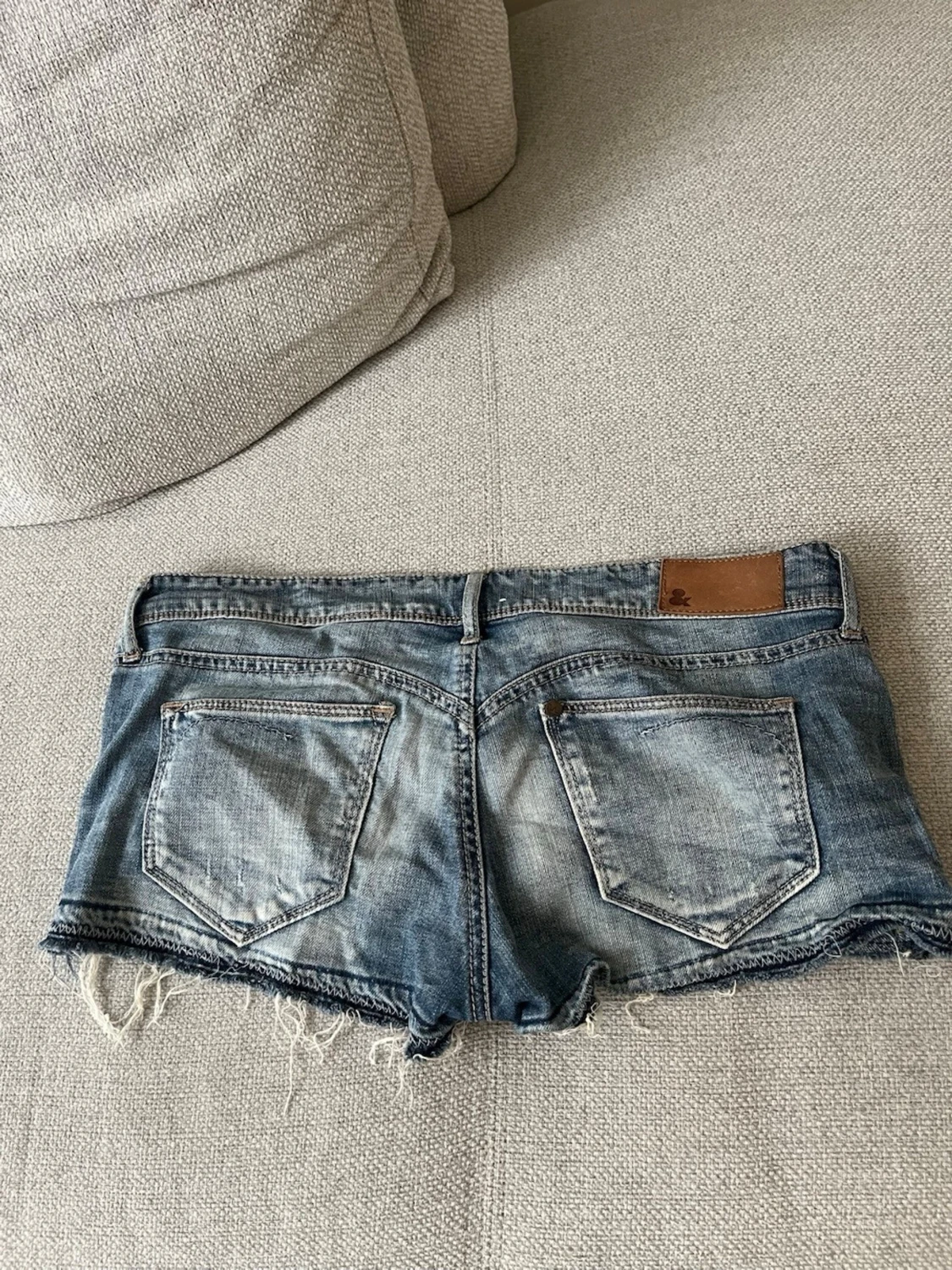 Blå jeansshorts med fransig kant - 2