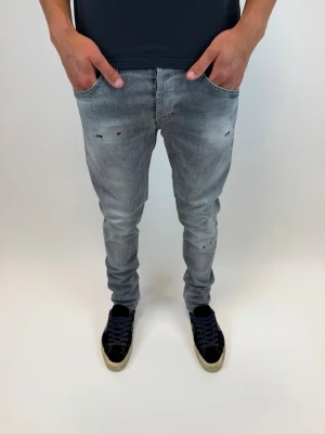 Dondup Jeans George  - Dondup Jeans George! Trendigaste jeansen på marknaden.  Ny pris= 4000 kr Säljs för= 1099 kr (Modellen har original slitningar från fabrik vilket är väldigt eftertraktat och populärt)