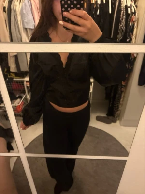 Svart fest blus 🍾 - Fin svart fest blus i samet material 🍾 I storlek M🍾 Från bikbok 🍾 Perfekt till bäst på fest 🍾 Super snygg med sina detaljer som spets och knappar 🍾