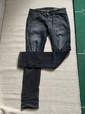 Svart grå Dondup George med snygg wash - Riktigt snygga jeans från dondup i den populära modellen George. Svartgråa med en riktigt fräsch tvätt på, nypris 3499, Nyskick.