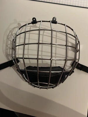 Jofa galler S - Tjena, säljer mitt Jofa som jag använt i knappt en halv säsong men som har rost på sig mest på insida då förra användare haft den. Detta Jofa säljs i storlek S som man kan se på bilden. Vill man sticka ut lite ur mängden är detta de perfekta!