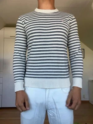 Randig stickad tröja - Randig stickad tröja från Whitman i Strl S. Inga defekter. Modellen är 178 cm och väger 77 kg. Hör gärna av dig vid frågor!