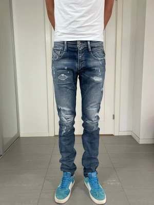 Replay Anbass Jeans - Säljer nu dessa Replay Anbass Jeans med snygga slitningar i populär design, skriv för fler bilder/frågor🙌🏼
