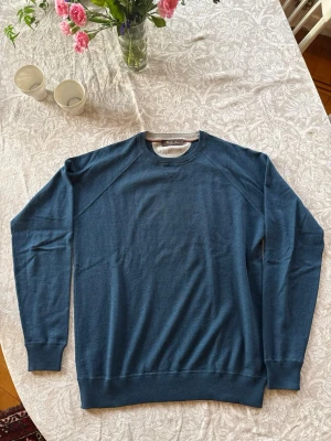 Loro Piana kashmir och silke  - Säljer nu en vacker tröja från Loro Piana i en mix av kashmir och silke. Storlek 50 och passar perfekt för en M. Nypris över 10000kr. Lappen i nacken är halvt av, såklart inget som märks av vid användning.