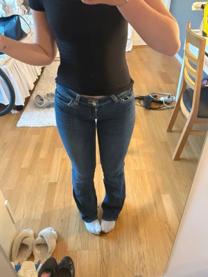 Blå bootcut jeans från Nelly  - Snygga blå bootcut jeans från Nelly  med klassisk femficksdesign och låg midja. Jeansen har en lätt utsvängd passform nertill.