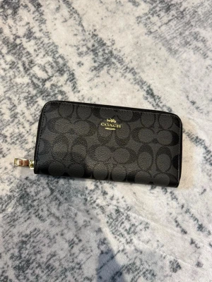 Coach black long wallet - Its just like new, with no signs of use! Feel free to ask me questions. We buy and sell original only ❤️🥰