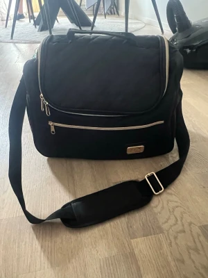 Svart ridväska - snygg och effektiv ridväska med mycket utrymme för borstar, godis mm🩷