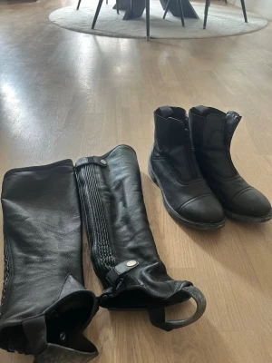 ridskor med chaps - ridskor och chaps som endast är använda 1 gång🩷