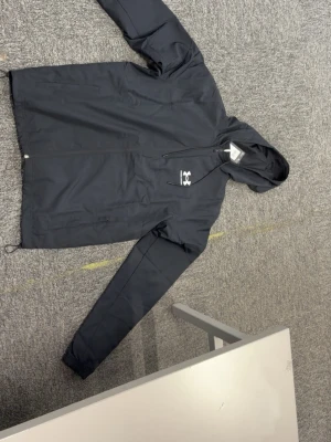 Svart underarmour kofta - Hej säljer min nya underarmour kofta prislapp ingår. Storlek S