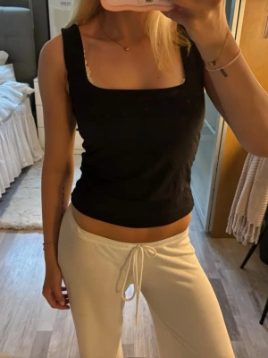 Svart topp Gina Tricot 14+ - Säljer denna snygga svarta toppen från Gina Tricot 14+ i storlek M💓
