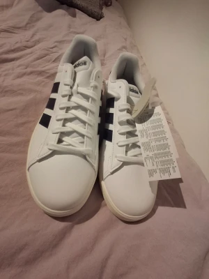 Vita adidas skor - Vita adidas skor helt nya