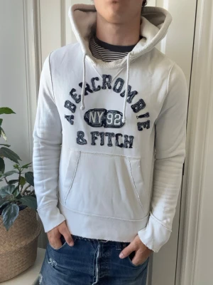 Abercrombie and fitch hoodie  - Abercrombie and fitch hoodie, lite liten på modellen, Inga defekter! Modellen i bilderna är 180 cm 75 kg och bär Storlek S , Kom med frågor! 🌟 (Kan gå ned i pris vid köp av paket 😉) 