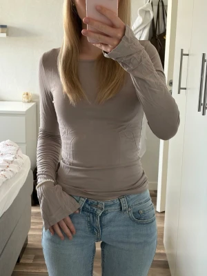 Långärmad beige tröja - Soft touch tröja från Gina Tricot i storlek S