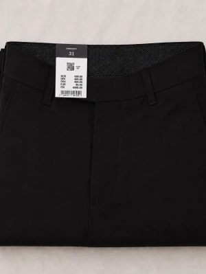 Svarta shorts från Dressmann, storlek 31. - Stilrena svarta shorts med bälteshällor och diskret dragkedja. Klassisk passform och raka ben, perfekta för en clean och enkel look. Materialet känns mjukt och lätt, vilket gör dem sköna att bära under varma dagar. Materialet är samma som kostymbyxor. Helt ny med etikett. Ordinariepris: 500 kr. Storlek 31.