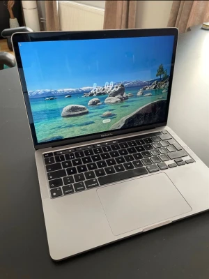 MacBook Pro Space Gray 13 tum - Snygg och stilren MacBook Pro i färgen Space Gray med 13-tums Retina-skärm. Tunn och lätt aluminiumdesign, bakgrundsbelyst tangentbord och stor styrplatta. Perfekt för studier, kreativt arbete och streaming.