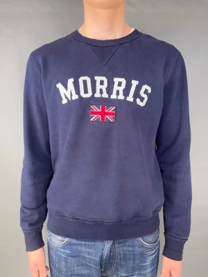 Morris tröja - Morris sweatshirt Märke: Morris Storlek: M Passform: Färg: Mörkblå Skick: Okej Beskrivning: utan defekter, urtvättad lite nopprig fortfarande fin. Modellen på bilden: 183 cm / 75 kg