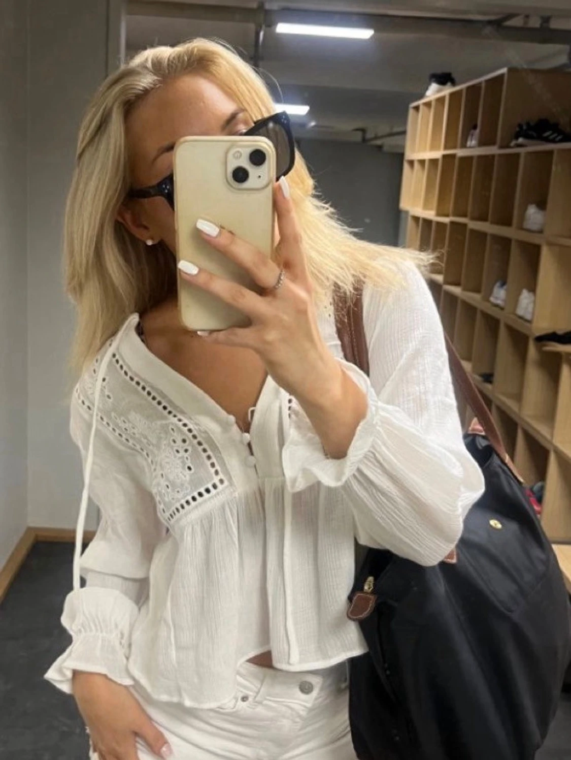 Vit blus med broderade detaljer - 1