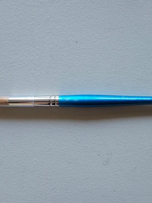 Rund pensel Winsor & Newton blå - Rund pensel från Winsor & Newton med blått handtag i trä, silverfärgat metallfäste och ljusa borst. Perfekt för detaljerat måleri och konstprojekt.