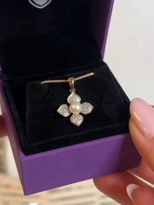 Äkta Guld,Silver & naturliga diamanter - Super fina smycken från Gemporia värda strax över 16000. Lägg gärna bud ifall du vill ha hela paketet annars buda och säg vilket smycke du budar på. Är helt nya och oanvända i silver och guld med Sapphire och topaz stenar mm. Allt har såklart stämplar :)    Sapphire settet är sålt och säljer allting tsm för 5000kr