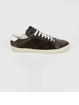 Mörkbruna saintlaurent mocka sneakers med vit sula - Snygga mörkbruna saintlaurent sneakers i mocka med vit sula och vita skosnören. Skorna har en låg profil och en kontrasterande vit detalj vid hälen. Perfekta för en clean och stilren look.