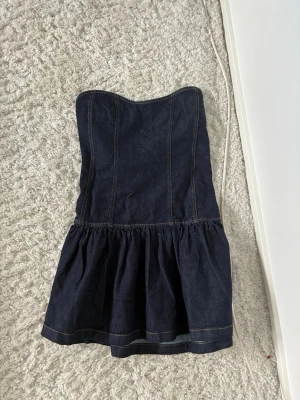 Jeans klänning  - Marinblå jeansklänning från Gina tricot -aldrig använd !💙💙