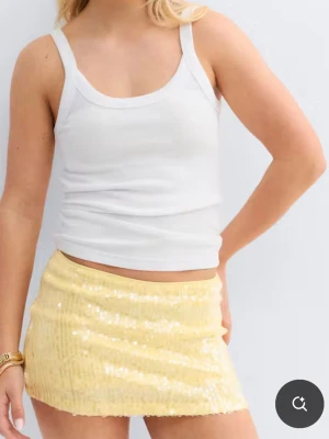 Gul paljett mini kjol - Jättefin paljett kjol från Gina Tricot i ny skick. I storlek XS och lappen sitter kvar