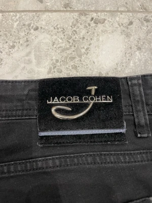 Svarta jeans från Jacob Cohën - Jacob Cohën 622 || Storlek 34 || Tveka inte på att höra av dig vid frågor eller funderingar 