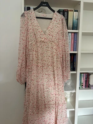 Blommig långklänning från Nelly - Långklänning från Nelly, bara använd 1 gång. 💕
