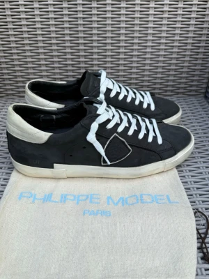 Philippe Model Sneakers - Philippe Model || Storlek 41 || Skorna är i mycket bra skick (se bilder) || Dustbag medföljer vid köp || Tveka inte på att höra av dig vid frågor eller funderingar 