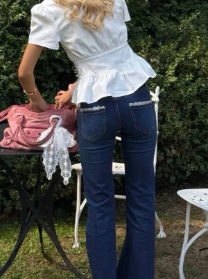 Meet me there lace jeans  - Perfekta till alla outfits. Storlek 34, uppsydda för att passa mig som är 157 cm. Nypris 729kr.