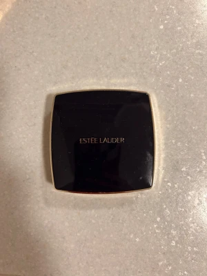 Ögonskuggspalett från Estée Lauder - Snygg ögonskuggspalett från Estée Lauder med fyra nyanser i varma toner: koppar, champagne, beige och mörkbrun. Kommer i en elegant svart och guldig dosa med spegel och två applikatorer. Perfekt för att skapa olika ögonlooks.