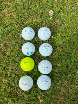 Titleist prov1(x) och taylormade tp5(x)  - B KLASS - Säljer denna mix av prov1(x) och tp5(x). 8 st bollar. B KLASS på bollarna! Kontakta vid frågor:). 