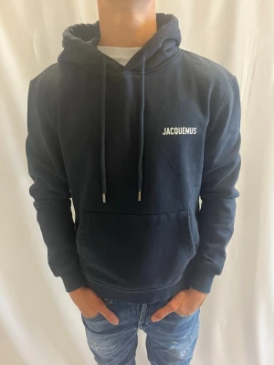 Mörkblå hoodie från Jacquemus - Tjena! Säljer nu denna feta blå Hoodie från Jacquemus. Sällsynt Hoodie som är svår att få tag på. Hoodien är i storlek S, passar S/XS.             Ny pris: ca 4000kr.                                                        Säljs för: 1199kr                                                       Priset går att diskutera!                                        Tveka inte på att höra av er vid frågor eller funderingar! 