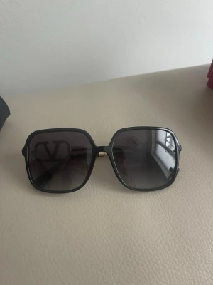Valentino V-Logo solglasögon - Valentino V-Logo solglasögon, box, fodral & tags följer med, köpta på Mytheresa, säljs inte längre 
